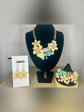 Betsey Johnson Spring Daisy Statement Necklace, Bracelet, and Earring Bundle!!